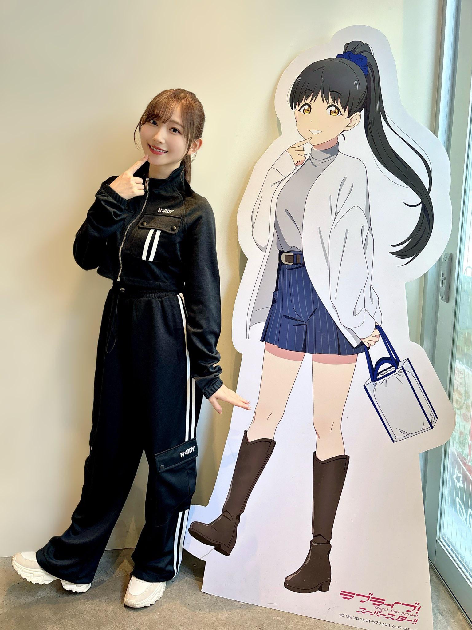 aoyama nagisa posing with ren hazuki