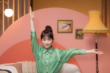 川栄李奈、舞台にスイーツ差し入れ「私もしっかり2つ持ち帰って食べました」ローソンウチカフェ新テレビCM「ご褒美スティックケーキ なにこれ!?」篇・インタビュー映像