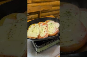 雪山で作る究極のトマトチーズ焼き / The ultimate tomato and cheese on a snowy mountain #outdoor #asmr #shorts