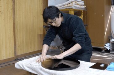 黒い鏡を作るプロセス。約100年続く歴史ある漆工房