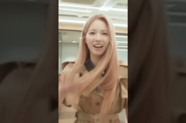 カメラマンさんを味方につけるあやか姫👸 #niziu #niziulog #アヤカ #shorts #short