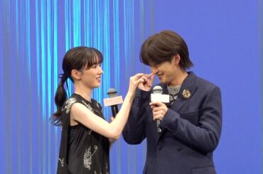 高橋文哉、永野芽郁からの急接近に照れ　密着ハプニング発生にファン悲鳴「汗出てきた…(笑)」　映画『からかい上手の高木さん』完成披露舞台あいさつ