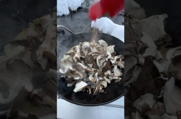 雪山で作る究極のまいたけ炒め / Make the ultimate tstir-fried maitake on a snowy mountain #outdoor #asmr #shorts