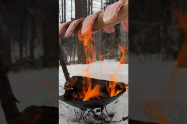 雪山で作る最強炙りベーコン / The best grilled bacon made in the snowy mountains #outdoor #asmr #cooking