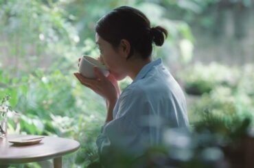 安藤サクラさんがカフェでほっこり＆青もみじに感動！「そうだ 京都、行こう。」24初夏「京都がくれる癒し」篇©JR東海