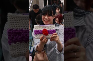 NiziU NINA、編み物で作ったカバンを自慢する妖精… 「取材陣の茶目っ気に爆笑」 #shorts