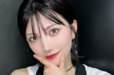 「岡田奈々、太ももを露出したスタイリッシュな衣装でファンを驚かせる！」