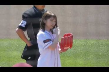 元乃木坂４６秋元真夏　始球式　キュートすぎる