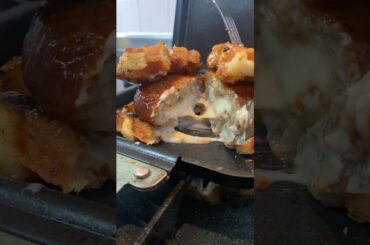 超簡単に作れるワッフルバーガーが最高すぎる！This super easy to make waffle burger is the best!