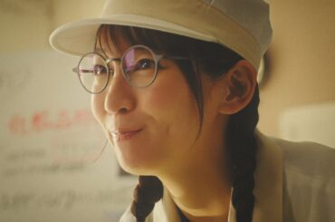 吉岡里帆、男子学生に熱く語る！　おさげ＆メガネ姿の化学好き女子に　　DICの新CM「未来のなかま 藻類」編