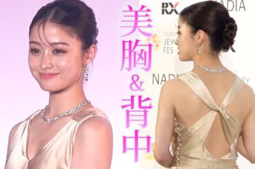 美胸&背中キラリ 橋本環奈「“薬指”から縁を感じる」　『第35回 日本ジェリーベストドレッサー賞』