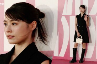 有村架純「忘れられない夏に」強めのメイクに大人クールなコーデ、美脚ちらり