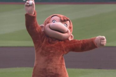 【投じられたボールは…】「おさるのジョージ」の始球式