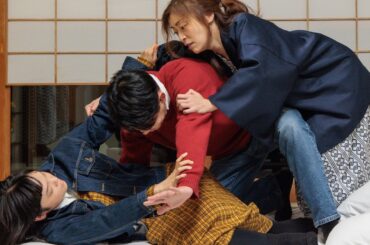 古川琴音と内田慈の姉妹喧嘩、青山フォール勝ちはお尻を触ったのか？映画『お母さんが一緒』本編映像