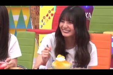 かき氷と森本茉莉ちゃんを楽しむ小坂菜緒ちゃん