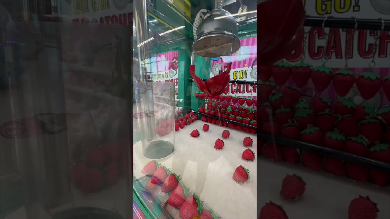 足が長いとクレーンゲームする時こうなります。 足が長いとクレーンゲームする時こうなります。