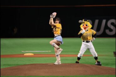 T2- 生田衣梨奈、豪快フォームで『鷹祭 SUMMER BOOST』3日目のセレモニアルピッチ ノーバン投球で会場ざわめく「初めてにしては100点!」