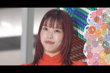 T2- アイナ・ジ・エンド、地元・大阪駅前でタイトな赤ドレス 良縁の象徴「水引」とともに