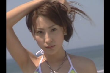 レースクイーンの坂間恵さんの水着のイメージビデオです。