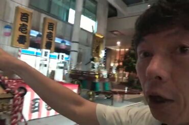 新潟まつりのまといを背に加藤美南ちゃんはベストユニフォームニストであることを語る