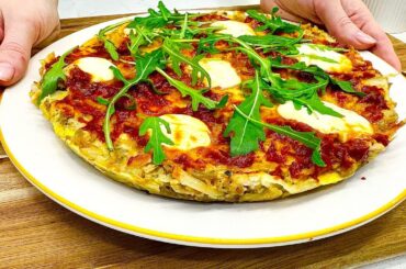 Reiben Sie einfach die Aubergine und gießen Sie die Eier hinein! Pizza ohne Teig und Frühlingssalat