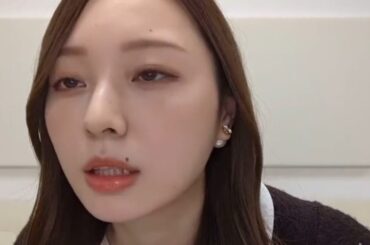 グロスを塗った唇がセクシーな梅澤美波