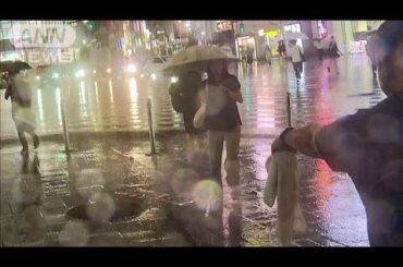 歩行者があわや落下…歩道の真ん中に蓋がないマンホール 噴き出す水 都心にゲリラ雷雨(2024年8月21日)