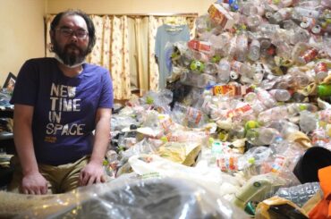 【衝撃】過去一やばいゴミ屋敷に住む48歳男性の家が怖すぎた…呪いのお札に大量の●●発見…生放送中に掃除しに行った結果、予想外の事態にｗｗｗｗ