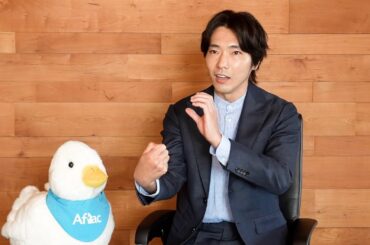 柄本佑、大河ドラマ『光る君へ』で妻・安藤サクラ超えのロン毛に挑戦「お風呂が大変すぎて…」　撮影中の苦労＆“打毬”練習秘話を明かす　アフラック新TVCM 「社長の決断」篇＆インタビュー