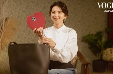 田中麗奈のバッグの中身は？自身と子どもと向き合い、役者としての表現も深まったと語る彼女の日常を感じるアイテムたち。| In The Bag | VOGUE JAPAN