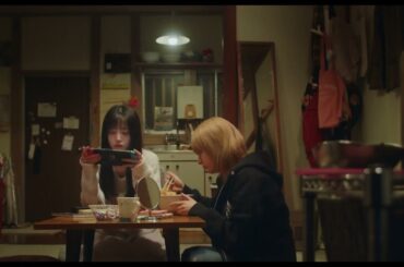 乃木坂46・久保史緒里と平祐奈が食卓でのんびりご飯&ゲーム　実写映画『ネムルバカ』超ティザー映像