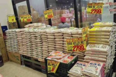 沖縄でコメを10キロ買う観光客　品薄感なくスーパーに山積み　県外の家族や友人に送る動きも　「令和の米騒動」の余波