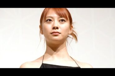 B1- 31歳・山下リオ、雰囲気がらり クール赤髪&大胆黒ドレスで美脚や美背中のぞく 『なら国際映画祭』に登場