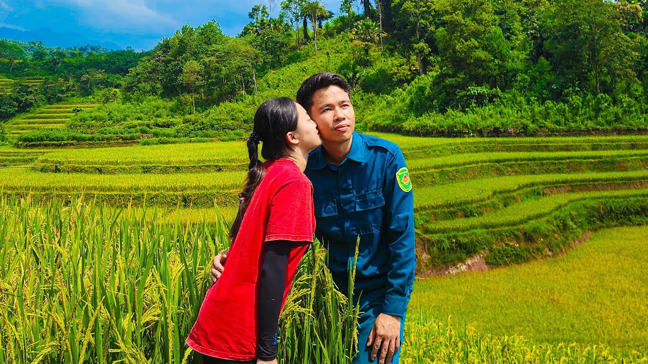 Kind-hearted civil servant helps single mother prepare banana flower salad to the market sell. Kind-hearted civil servant helps single mother prepare banana flower salad to the market sell.