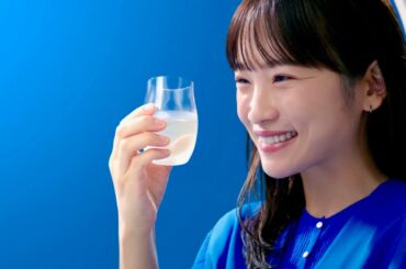 川栄李奈、日本酒の飲みレポ！舞台で滞在したロンドンの好物とも合いそう／月桂冠 アルゴ CM＋インタビュー＋メイキング