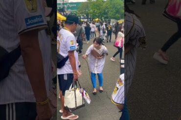 すまたんのロケでインタビューをする大きめのサトテルユニを着た佐藤佳奈アナ