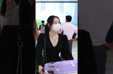 ME:I 笠原桃奈、メンバー同士でじゃんけんに負けて 荷物を引っ張って出てくるのかな？ #shorts