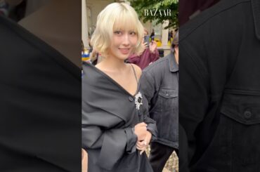 オニツカタイガーのショー会場で、アンバサダーを務める#TWICE の#MOMO をキャッチ🤍✨　センシュアルなリトルブラックドレスをまとい、フレッシュなブロンドのボブヘアを披露した。