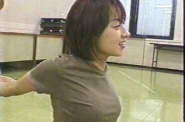 お宝 女子アナ 西尾由佳里（日テレ女子アナ） ストレッチで胸を突き出す