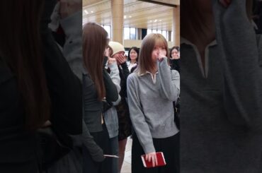 NiziU RIKU、修学旅行に来た日本の学生たちの人気にはにかむリスの妖精 #shorts