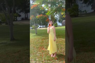 濱岸ひより 写真集発売まであと59日！「フレイムツリー」と呼ばれるサイパンで有名なお花とパシャリ♪花言葉は、優れた美人♪