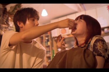 伊藤万理華、中川大志から「あーん」 幻想的で甘い時間をとらえた本編映像！映画『チャチャ』