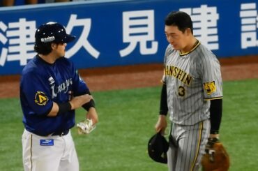 【宮崎さんごめんなさい】死球を当ててしまった宮崎に帽子をとって少し頭を下げて謝る大山悠輔 2024.8.3