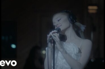 Ariana Grande - yes, and? (live version)