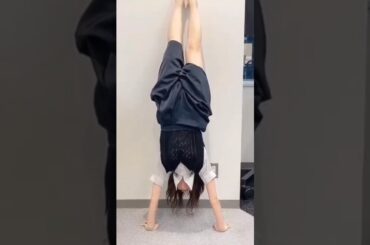 逆立ちで船戸ゆり絵さんにお誕生日をお祝いする前田佳織里さん