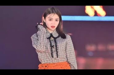 香音、ミニスカートから美脚眩しい秋スタイル【GirlsAward 2024AW】