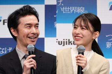 長谷川博己・出口夏希　“フジクラ社員”として巨大名刺を使って自己紹介