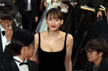 綾瀬はるか、美スタイル際立つキャミドレス　大沢一菜と笑顔でレカペ　甲本雅裕の姿も：第37回東京国際映画祭