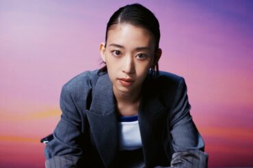 森川葵、挑戦的な「目ヂカラ」が際立つ！クールなスーツ姿を披露　WebCMを10月28日（月）に公開　fundbook KV・WEBCMメイキング