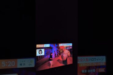 上村彩子アナウンサーがゾンビに襲われて絶叫腰抜けて転倒する。